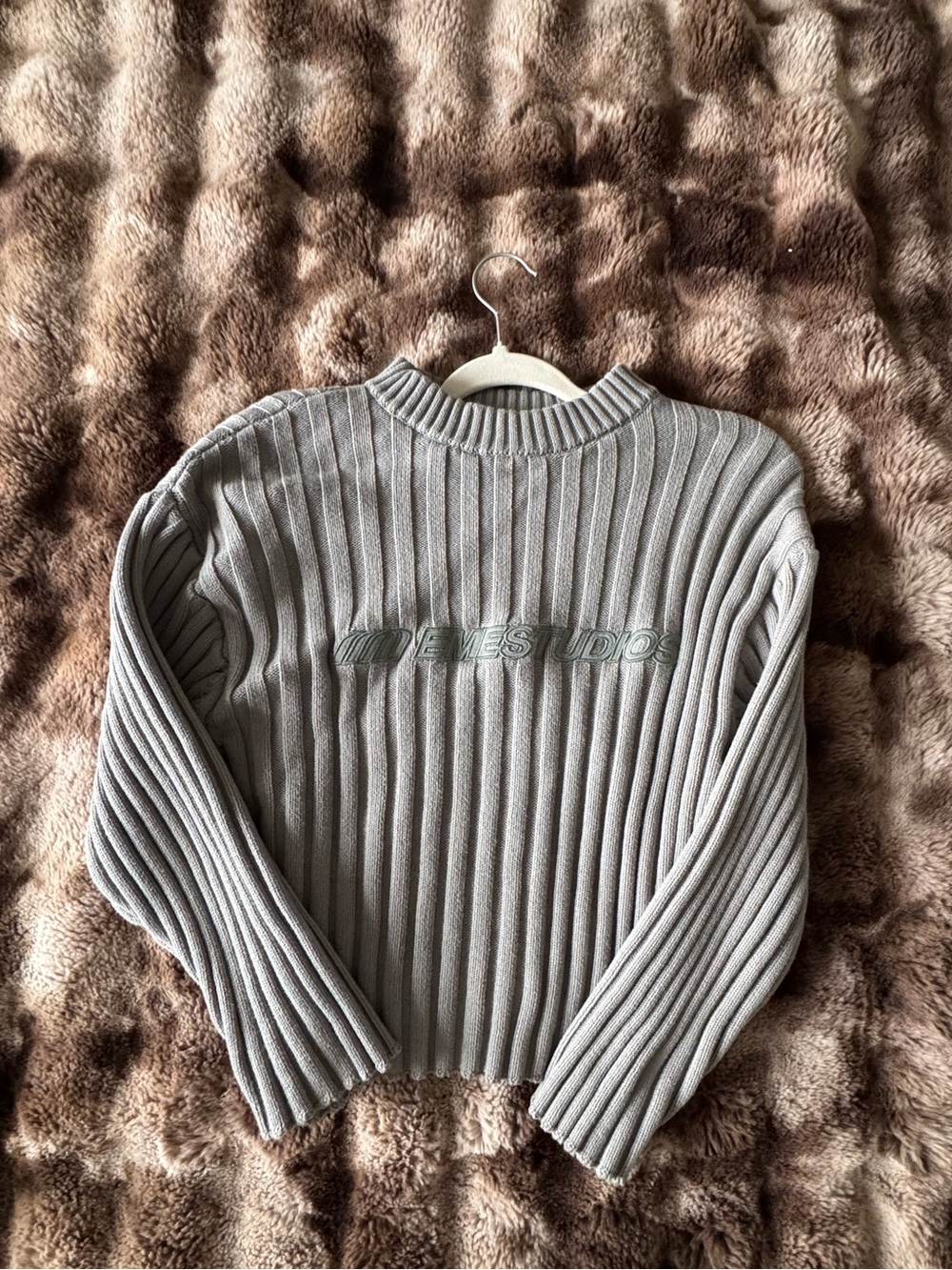 Ribbed Crewneck Sweatshirt in Light Gray -